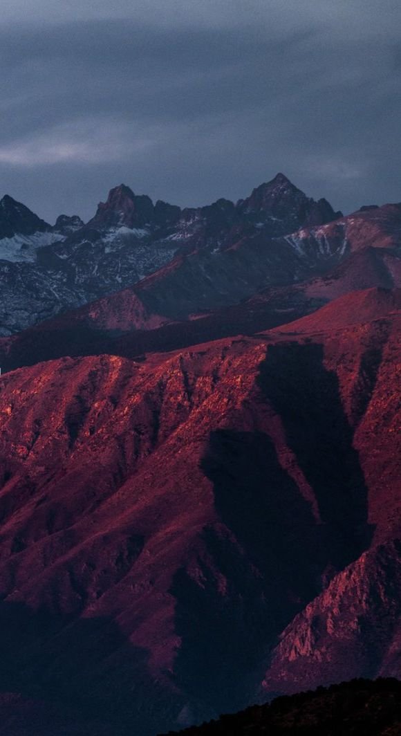 Mountain ridge at dusk, the image behind the Berg Perform logo